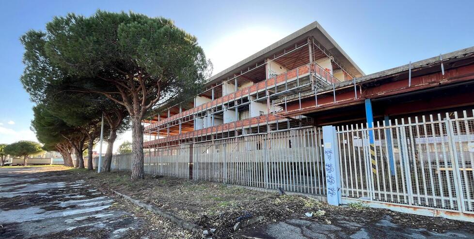 L’ingresso dell’ex Trw in via Enriques (foto Franco Silvi)
