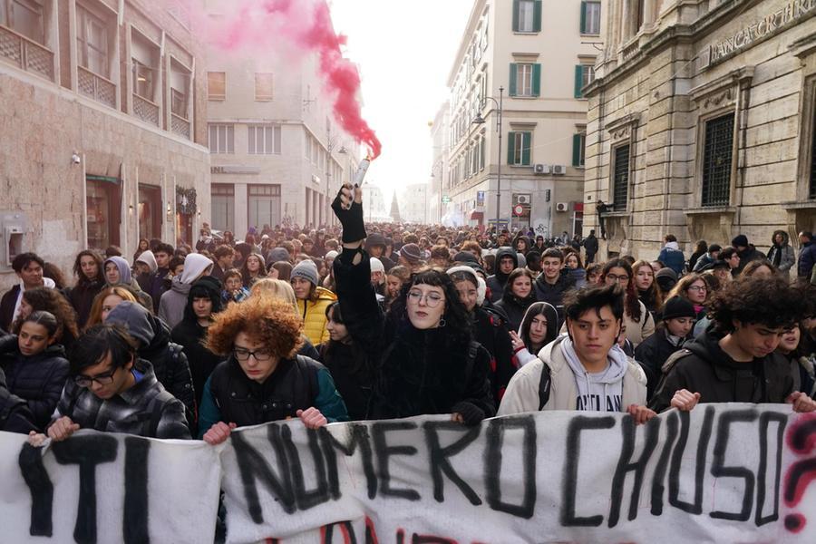
	Il corteo degli studenti (Foto Franco Silvi)

