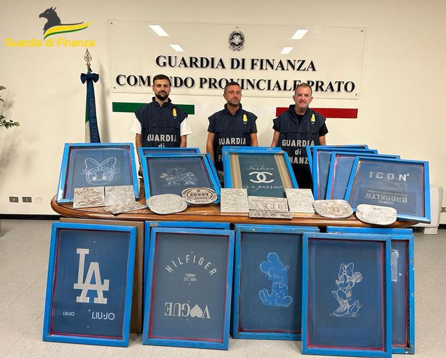 
	I clich&eacute; e i punzoni sequestrati dalla guardia di finanza

