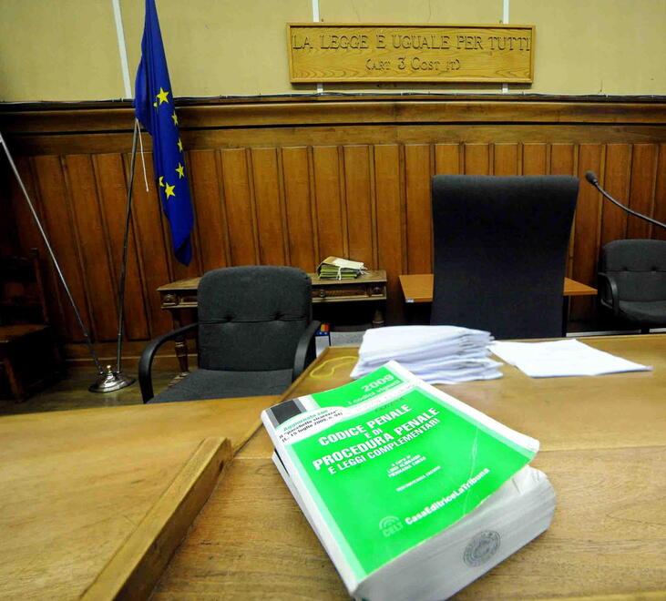 Sopra un’aula del tribunale