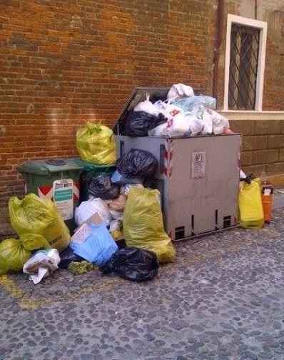 «Cassonetti poco capienti? No, errori nel gettare i rifiuti»