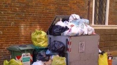 «Cassonetti poco capienti? No, errori nel gettare i rifiuti»
