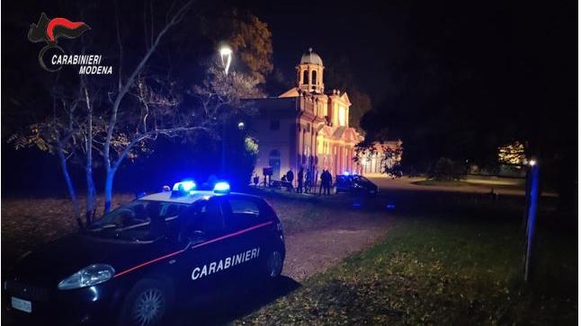 Fugge e getta la droga in un cespuglio: arrestato al parco Pertini di Modena