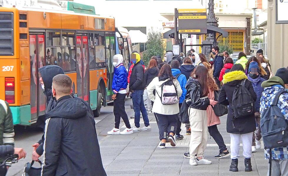 Le due ragazzine sono state molestate sull’autobus che parte dalla stazione ferroviaria di Pistoia