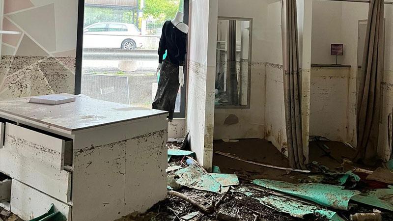 Il negozio danneggiato in via Corrado da Montemagno