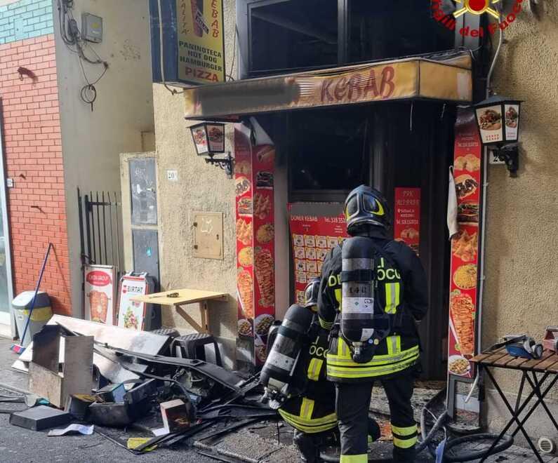 L’incendio che nella tarda mattinata di ieri ha distrutto la paninoteca keba Pak Alì Baba di via Ricasoli