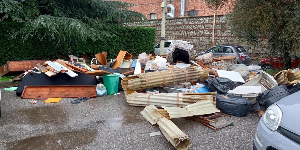 I rifiuti accatastati in via del Maceratoio: sono stati tolti ieri mattina