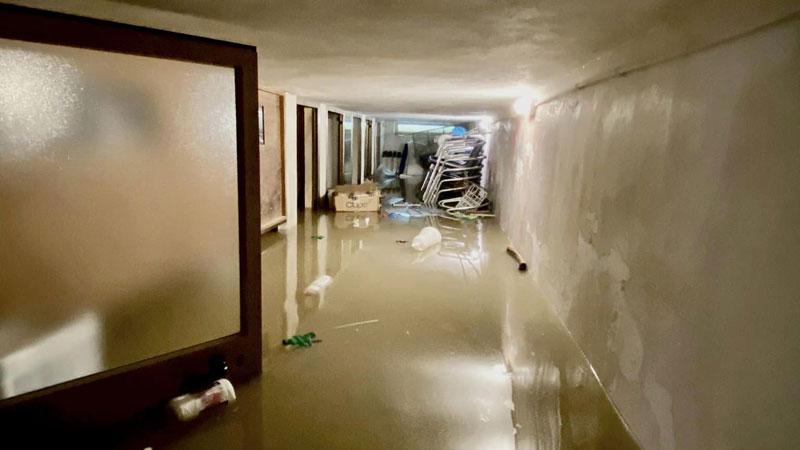 
	Il sotto di uno stabilimento balneare allagato a Lido di Camaiore

