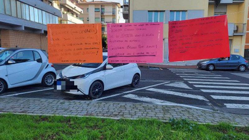 
	I cartelli appesi dalle mamme davanti al tribunale

