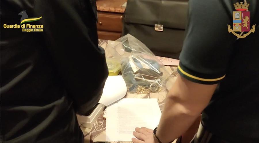 Fatture false con la “cartiera” a Modena, ecco i nomi dei 26 indagati