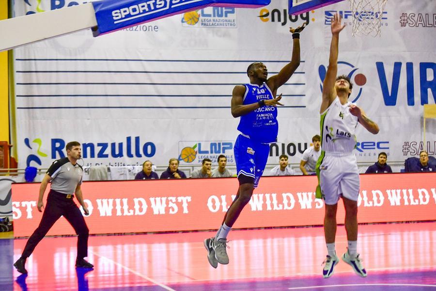 
	Diouf sotto i tabelloni ieri a Salerno

