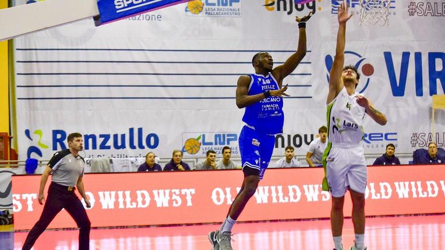 Diouf sotto i tabelloni ieri a Salerno
