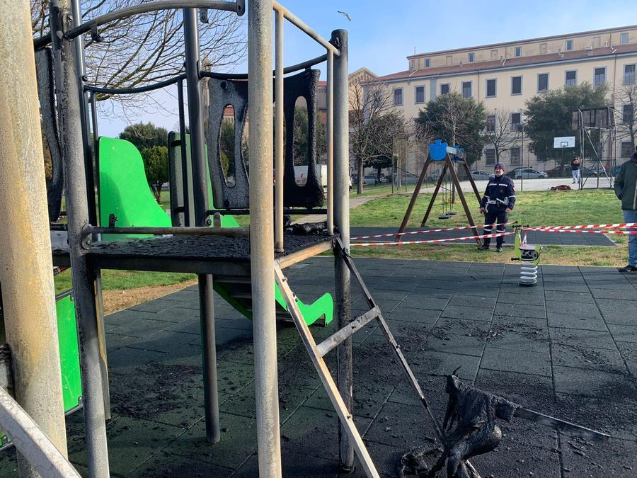 A fuoco lo scivolo del parco Masini di Livorno, il sindaco: “Troveremo chi ha appiccato l’incendio”