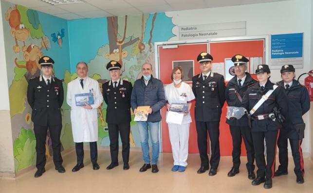 Livorno, i carabinieri portano i regali di Natale ai bimbi ricoverati in Pediatria