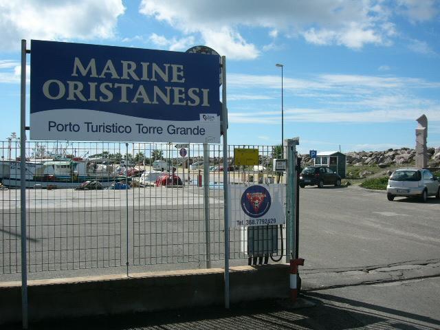 
	L'ingresso del porticciolo turistico di Torregrande

