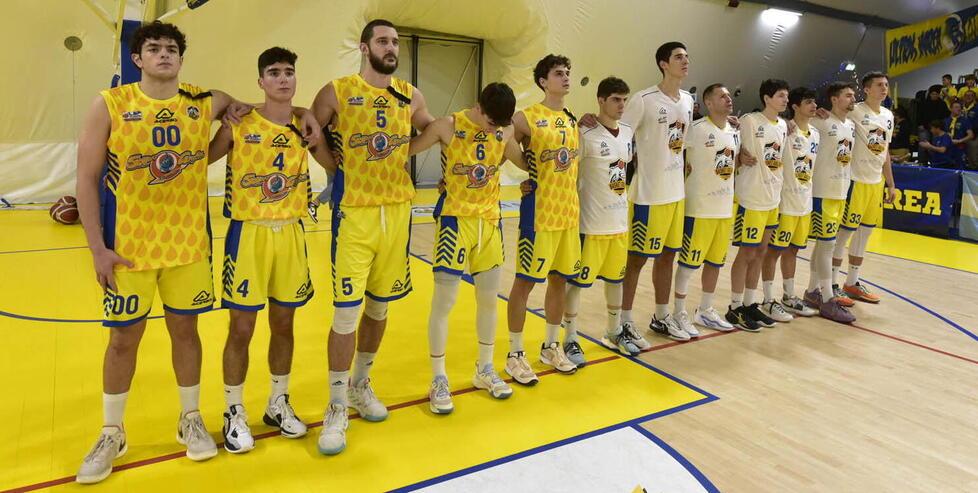 La squadra del Golfo Piombino in campo prima della palla a due contro Caserta (foto Paolo Barlettani)