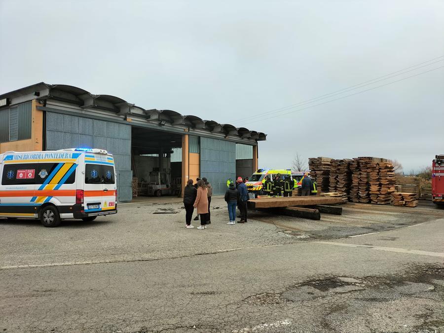 
	Le ambulanze presenti nel piazzale della ditta dov'&egrave; avvenuto l'incidente sul lavoro nel territorio comunale di Santa Maria a Monte

