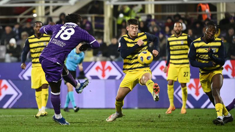 Al centro la girata in area di Nzola con cui la Fiorentina ha riaperto la gara contro il Parma