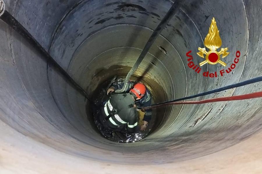 Precipita dentro un pozzo, uomo salvato dai vigili del fuoco a Pula