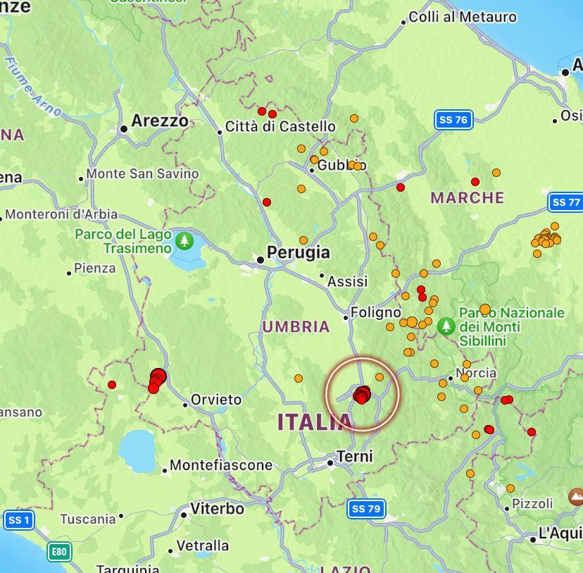 
	Cerchiato di rosso l'epicentro del terremoto a Spoleto; sulla sinistra in rosso il punto della scossa al confine con la Toscana

