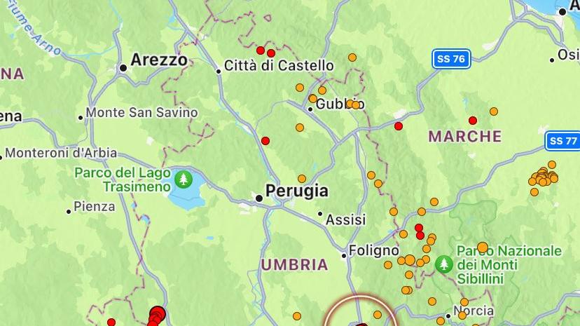 
	Cerchiato di rosso l&#39;epicentro del terremoto a Spoleto; sulla sinistra in rosso il punto della scossa al confine con la Toscana

