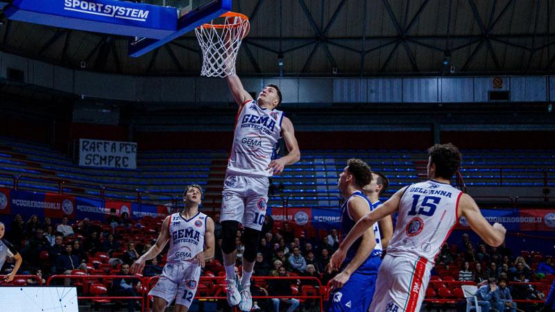 Un momento della vittoriosa partita della Gema ieri al Palaterme (Foto Nucci)