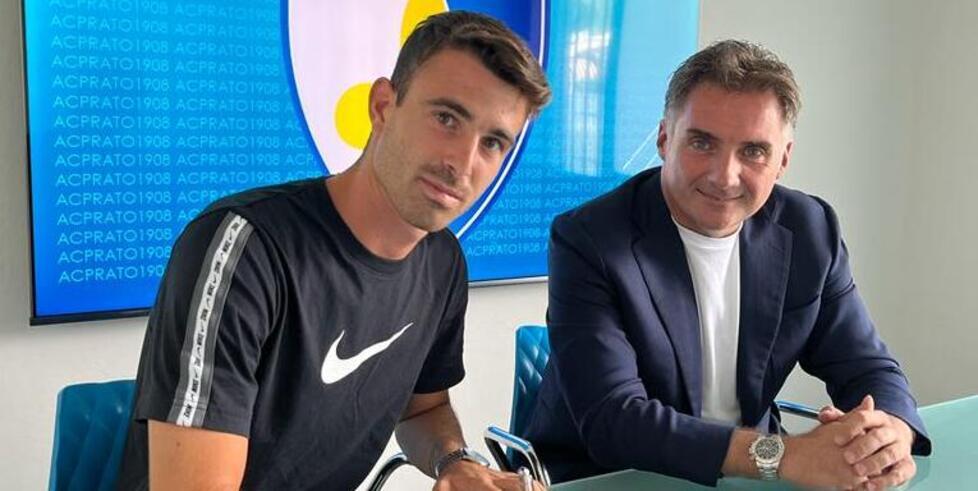 Andrea Mobilio insieme al presidente. Commini quando firmò il contratto che ora ha rescisso