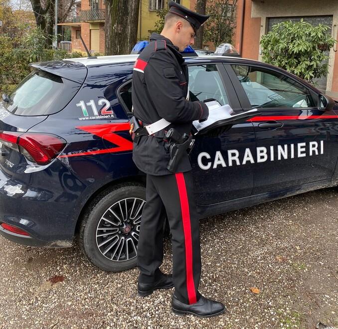 Vandalo riga un’auto con una chiave: denunciato