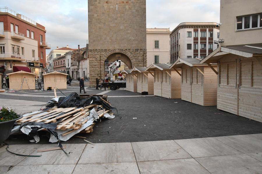 
	L'allestimento del mercatino natalizio in piazza Roma

