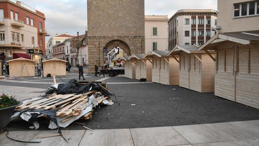 L'allestimento del mercatino natalizio in piazza Roma