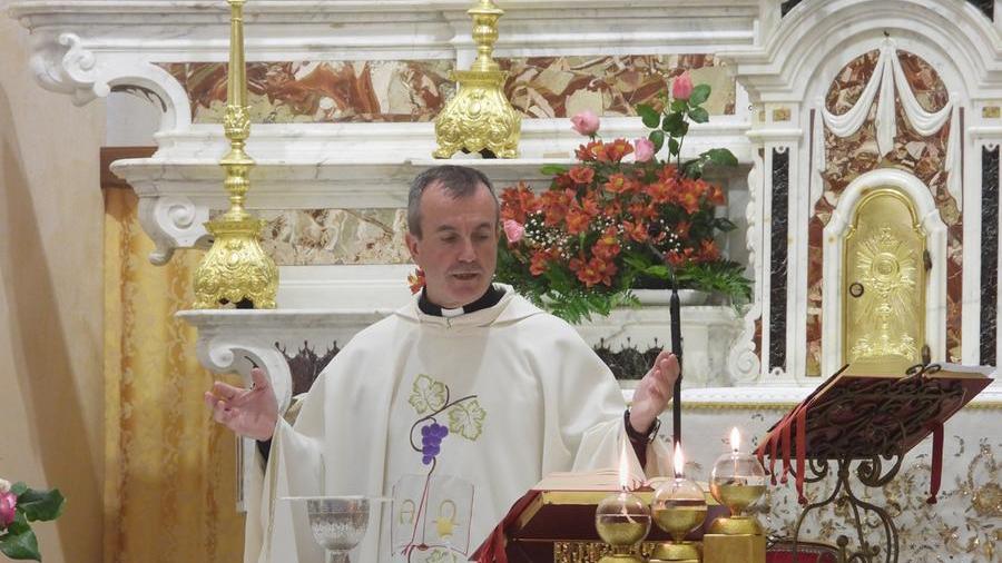 Padre Paolo Contini durante una funzione religiosa