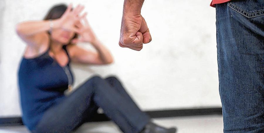 Firenze, picchia la figlia di 17 anni: «Vivi troppo all’occidentale». Le impediva anche di parlare italiano