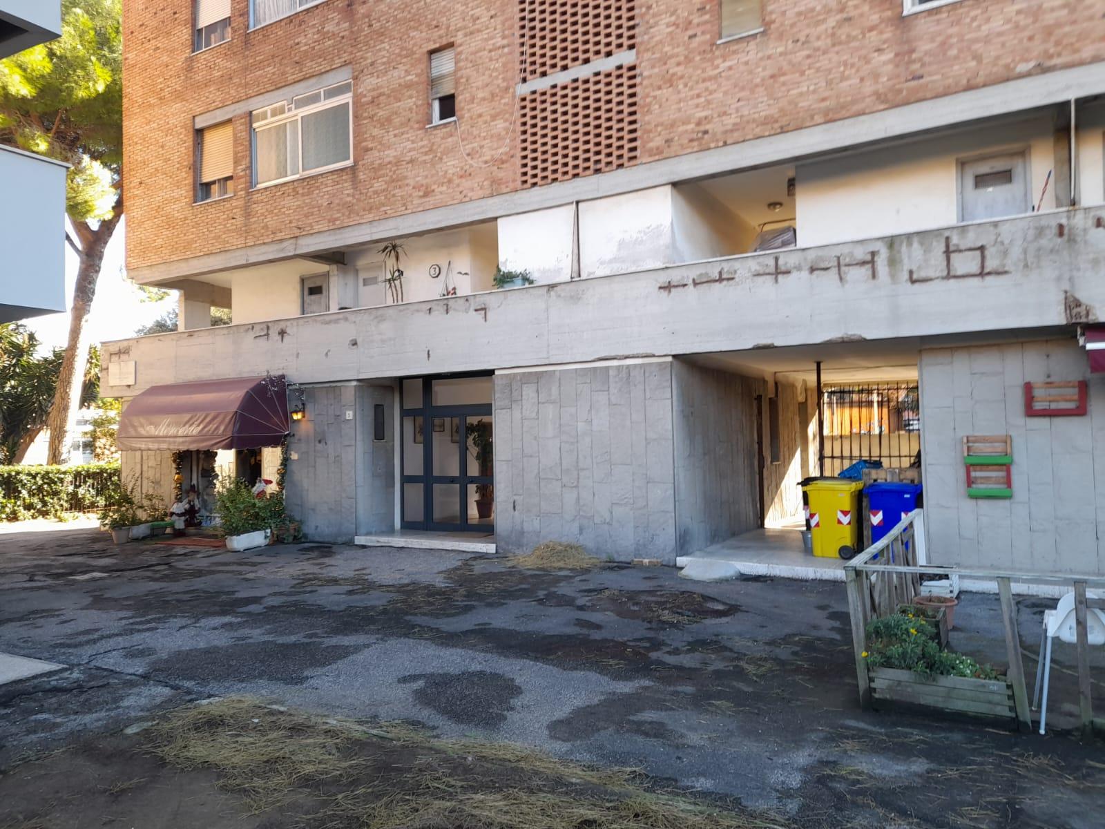 L'ingresso del condominio di via Bikonacki dove il 118 li ha soccorsi