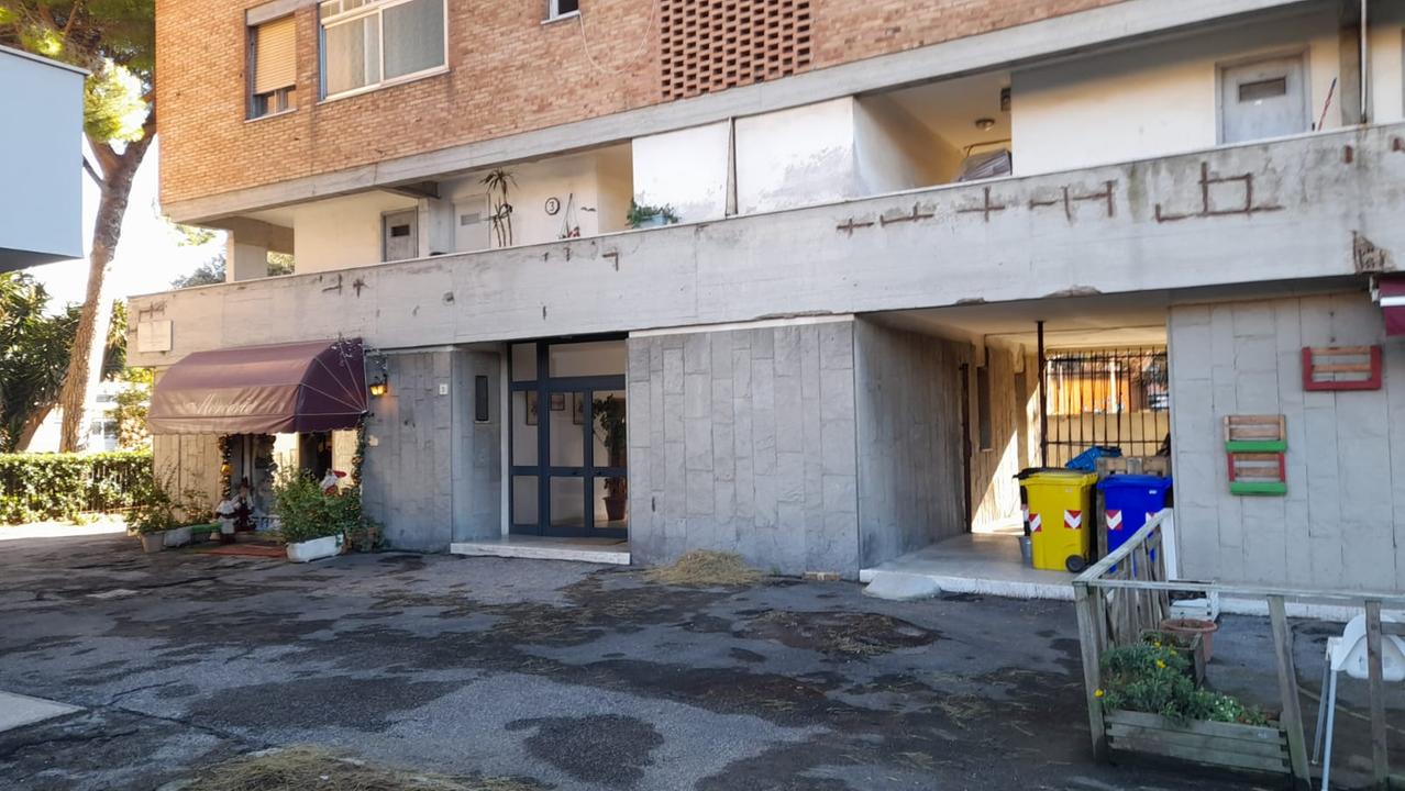 L'ingresso del condominio di via Bikonacki dove il 118 li ha soccorsi