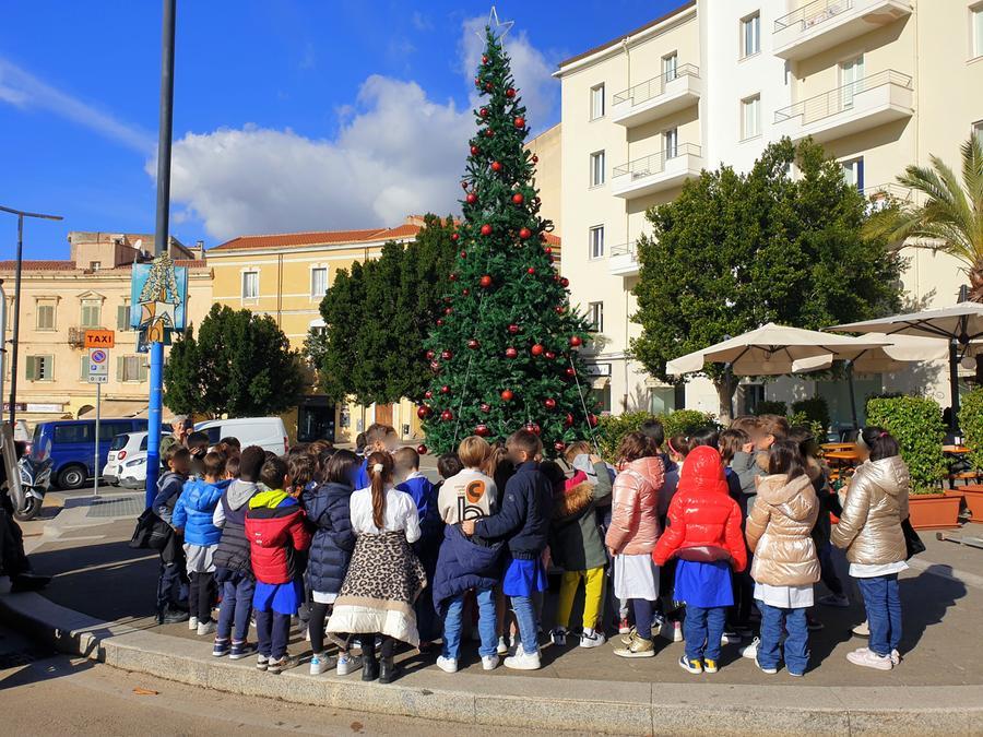 
	L'albero di Natale realizzato dai bambini delle scuole&nbsp;(foto di Ivan Nuvoli)

