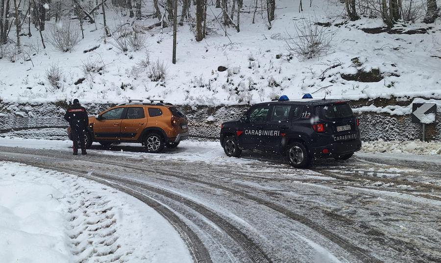 Reggio Emilia, nevica per l’Immacolata in Appennino: disagi sulle strade. Incidente a Gatta