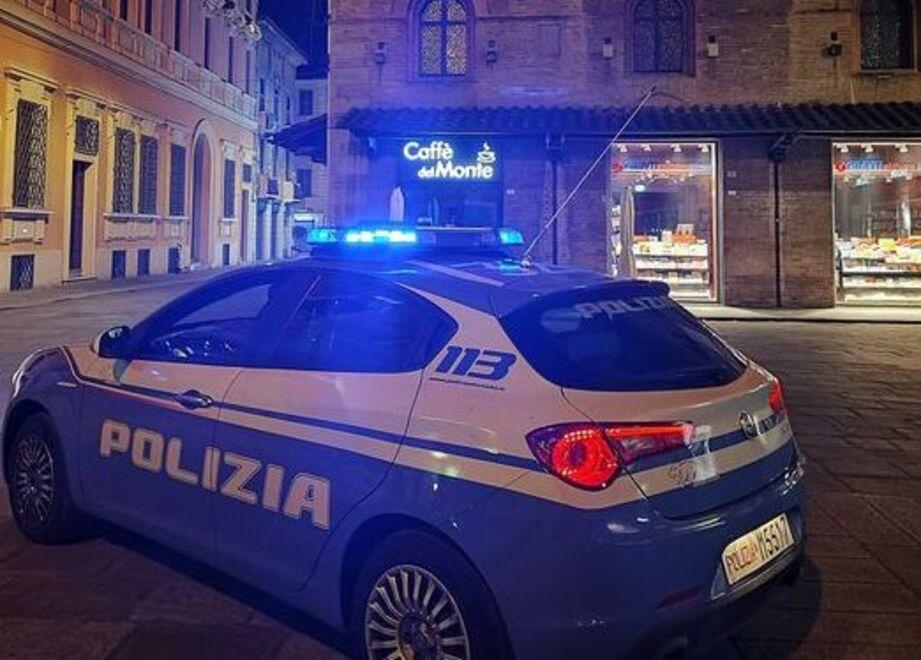 Vandalismo a Reggio Emilia: di notte usa un cartello stradale per picconare le macchine in sosta
