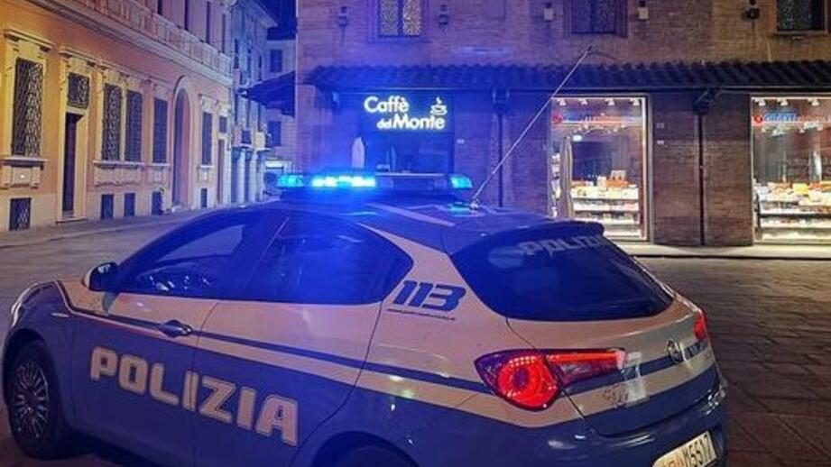 Vandalismo a Reggio Emilia: di notte usa un cartello stradale per picconare le macchine in sosta