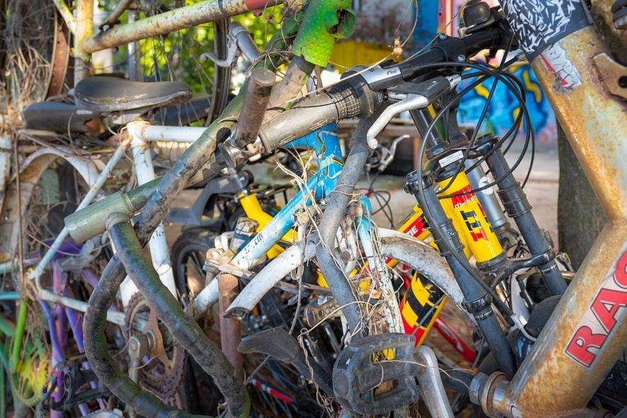 Livorno, municipale e Aamps in azione per rimuovere le bici abbandonate. Ecco quando