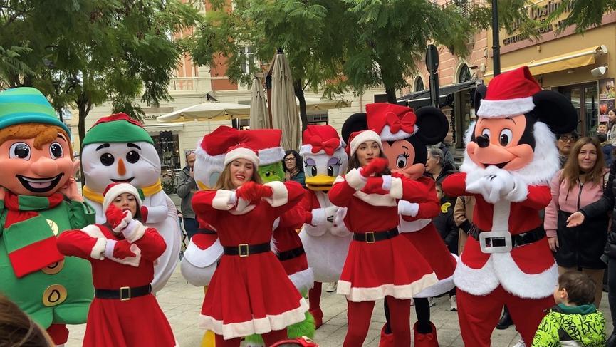 Olbia, le mascotte della Disney portano il Natale al centro storico