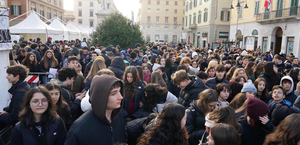 Livorno, quattrocento studenti in piazza per dire no a numero chiuso e doppi turni<br>
