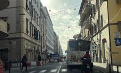 Finiscono i lavori, via Marradi in festa con negozi aperti e musica