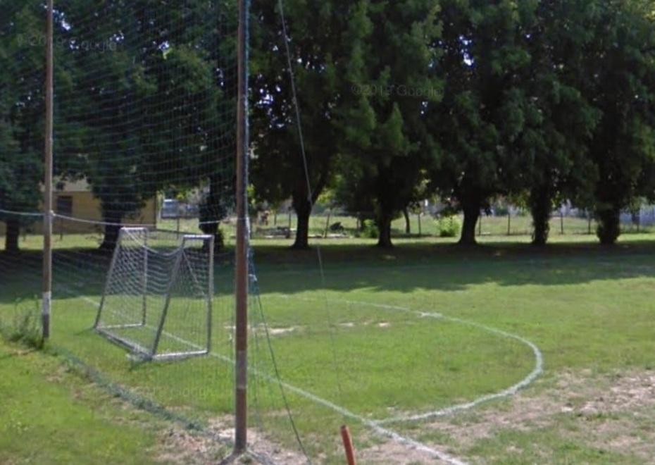 Berra, il campetto della palestra rivivrà, il sindaco ascolta i “ragazzacci”