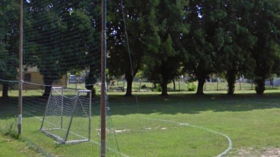 Berra, il campetto della palestra rivivrà, il sindaco ascolta i “ragazzacci”