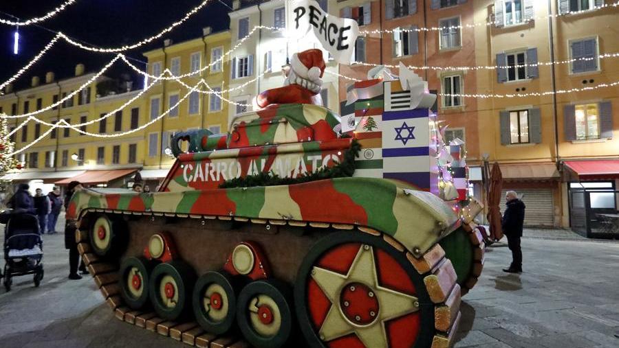 “Carro amato”, a Modena monta la polemica