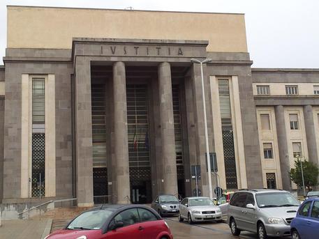 Tenta di investire con l’auto la moglie maltrattata per anni: arrestato ad Arbus