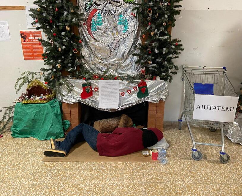 Gli studenti di Livorno e il pupazzo Giovanni il senzatetto per promuovere solidarietà<br>
