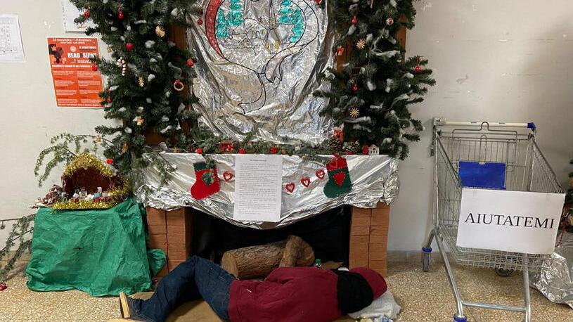 Gli studenti di Livorno e il pupazzo Giovanni il senzatetto per promuovere solidarietà<br>