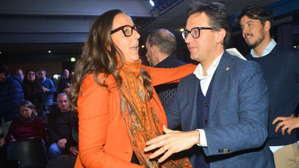 L’abbraccio fra Sara Funaro e il sindaco Dario Nardella al termine dell’assemblea del Pd Fiorentino che ha escluso le primarie e indicato Funaro candidata