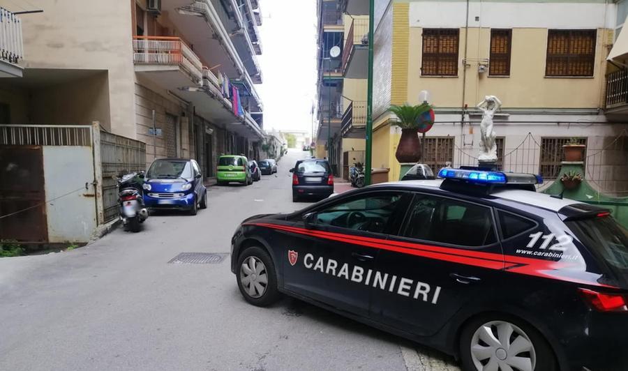 Semina il panico nel quartiere con accetta e martello: denunciato 57enne di Cagliari